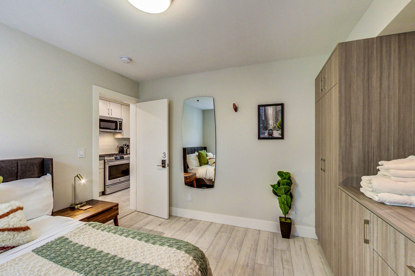  Regular Size Room  -  Stunning Bright Apt. w/ Terrace + BBQ  - Gallery -  7