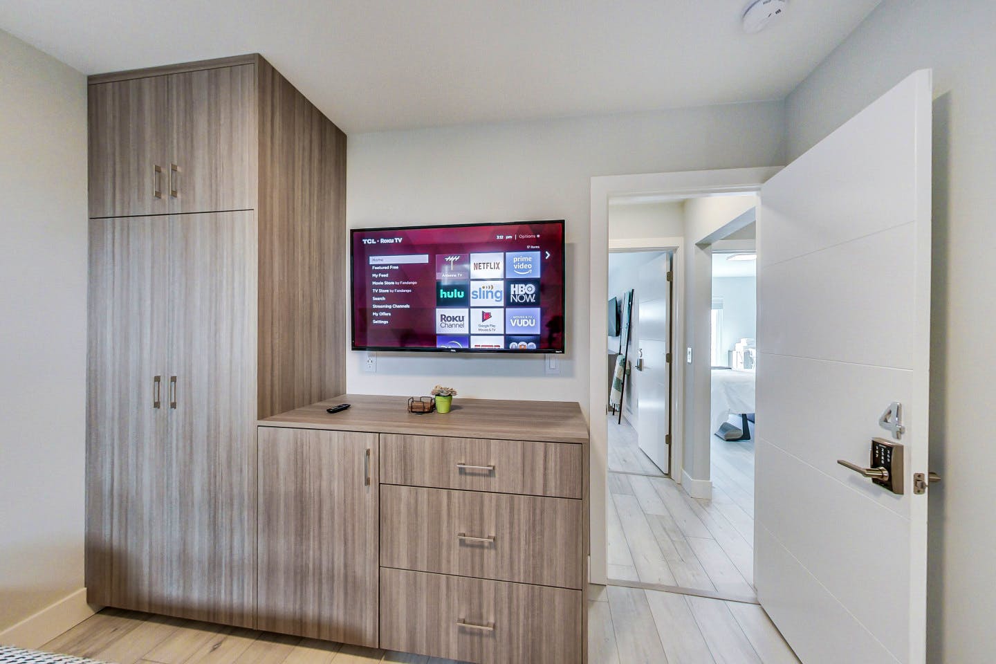  Regular Size Room  -  Stunning Bright Apt. w/ Terrace + BBQ  - Gallery -  23