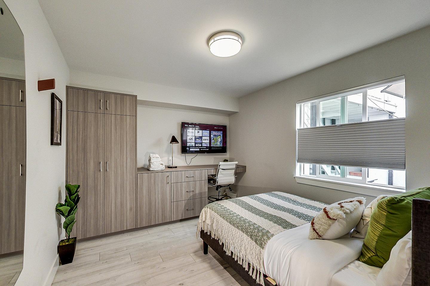 Regular Size Room - Stunning Bright Apt. w/ Terrace + BBQ - Gallery - 48