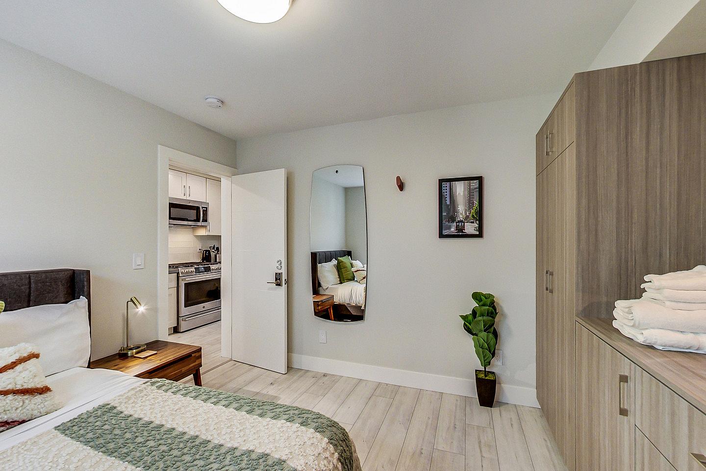 Regular Size Room - Stunning Bright Apt. w/ Terrace + BBQ - Gallery - 43