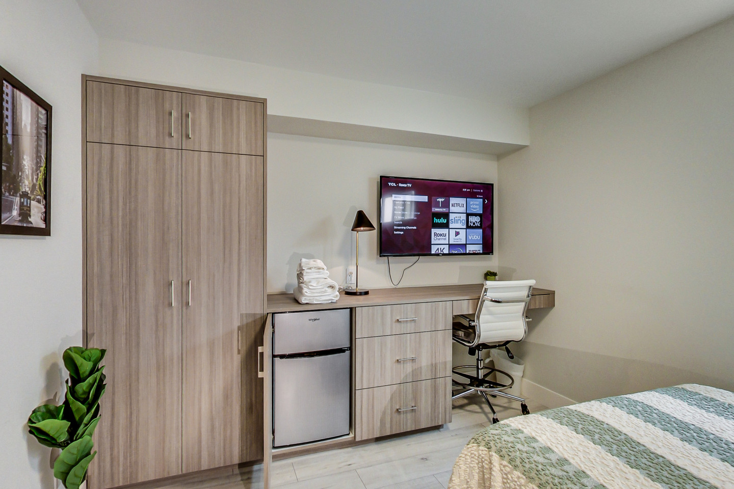  Regular Size Room  -  Stunning Bright Apt. w/ Terrace + BBQ  - Gallery -  29