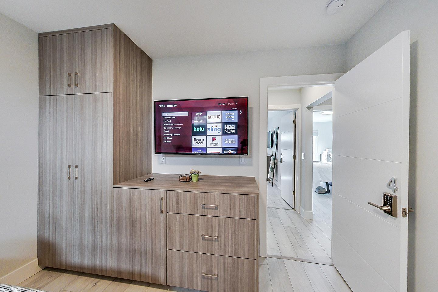 Regular Size Room - Stunning Bright Apt. w/ Terrace + BBQ - Gallery - 47