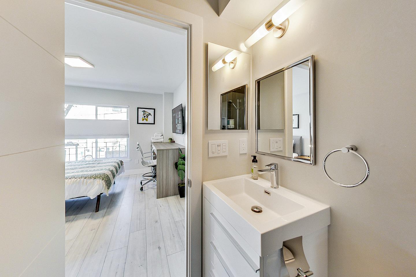  Master Bedroom With Private Bathroom  -  Stunning Bright Apt. w/ Terrace + BBQ  - Gallery -  35