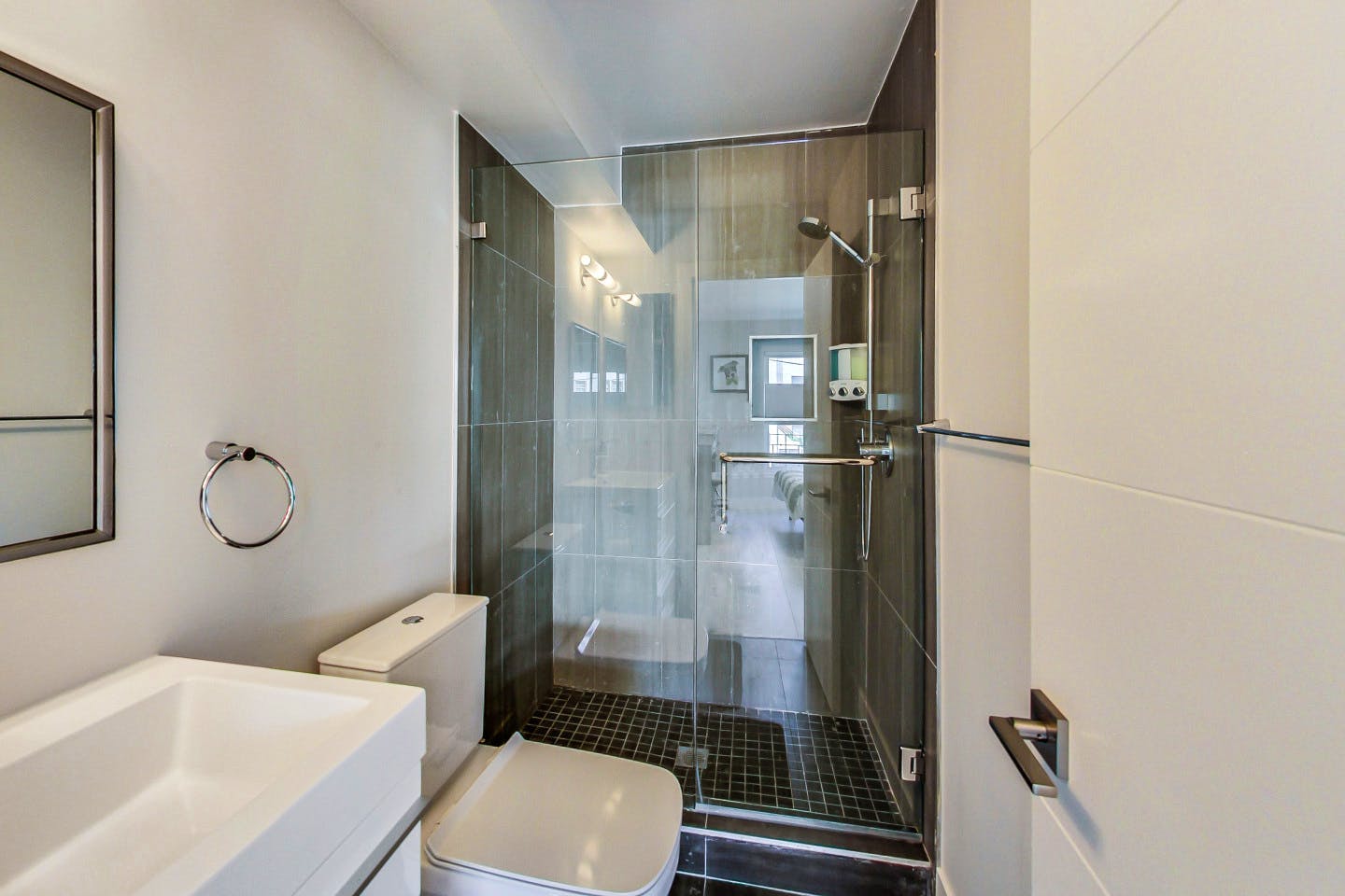 Master Bedroom With Private Bathroom - Stunning Bright Apt. w/ Terrace + BBQ - Gallery - 7