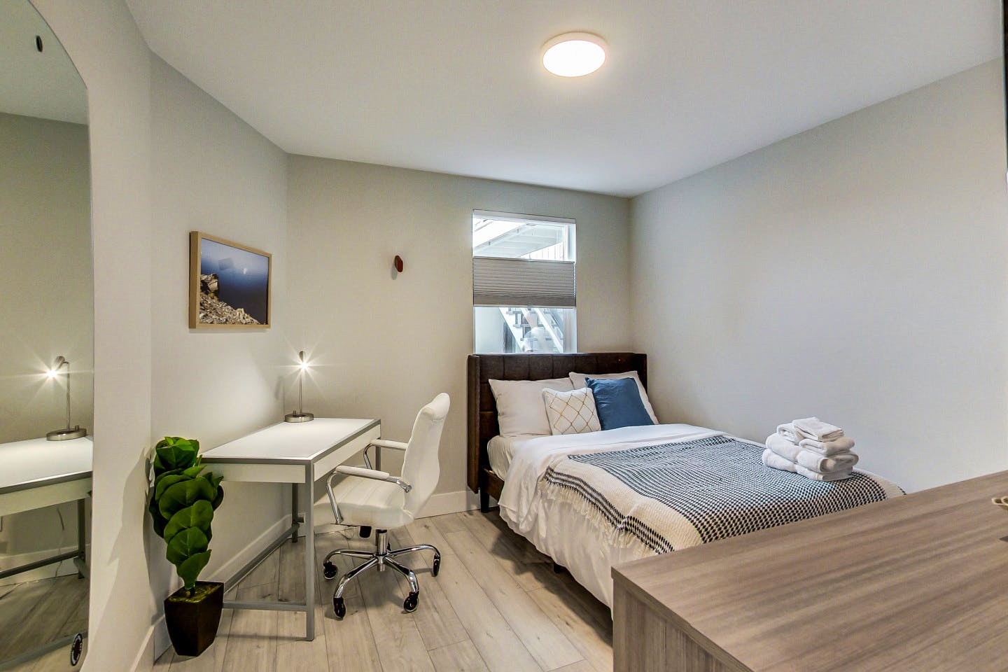 Master Bedroom With Private Bathroom - Stunning Bright Apt. w/ Terrace + BBQ - Gallery - 11