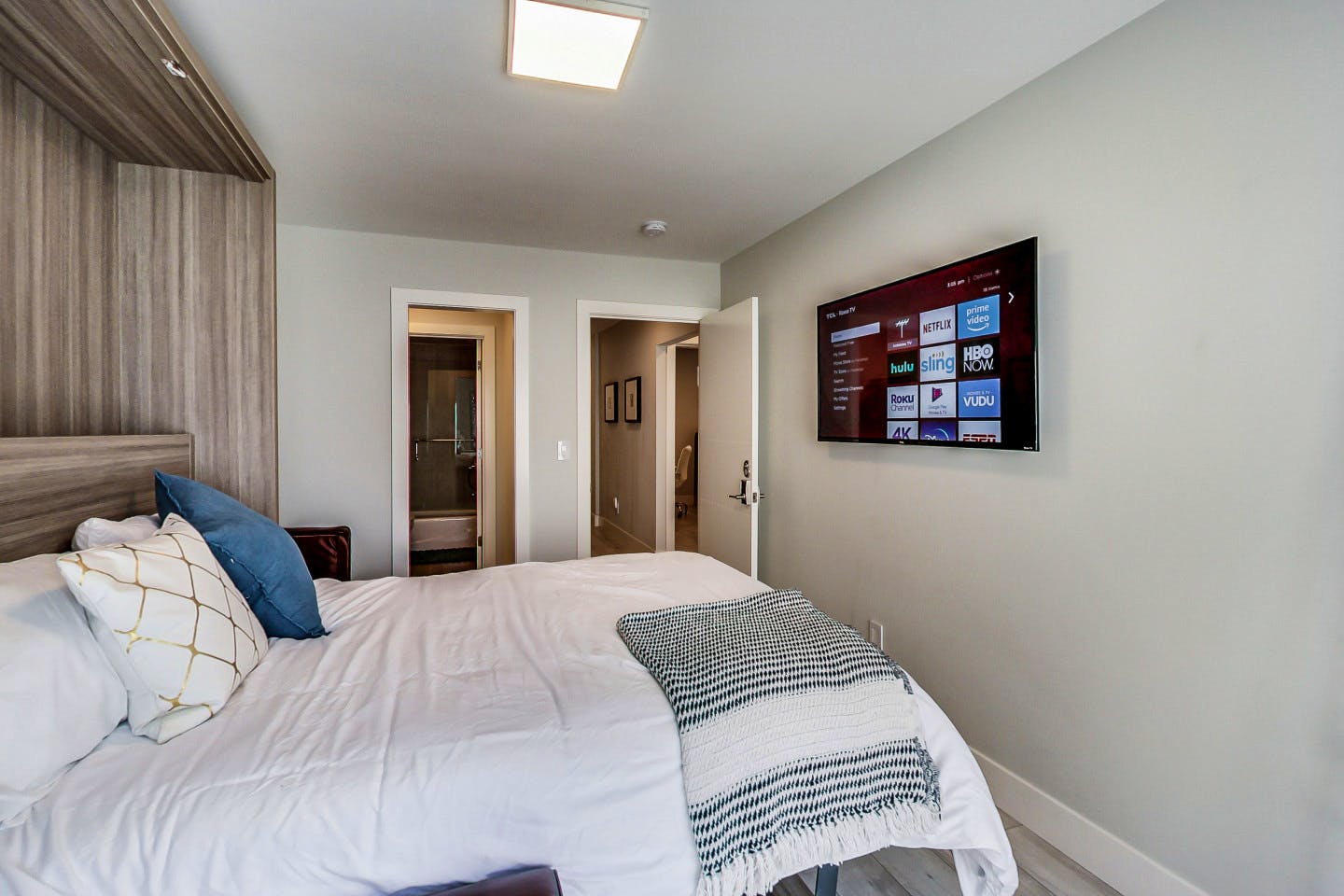  Master Bedroom With Private Bathroom  -  Stunning Bright Apt. w/ Terrace + BBQ  - Gallery -  14