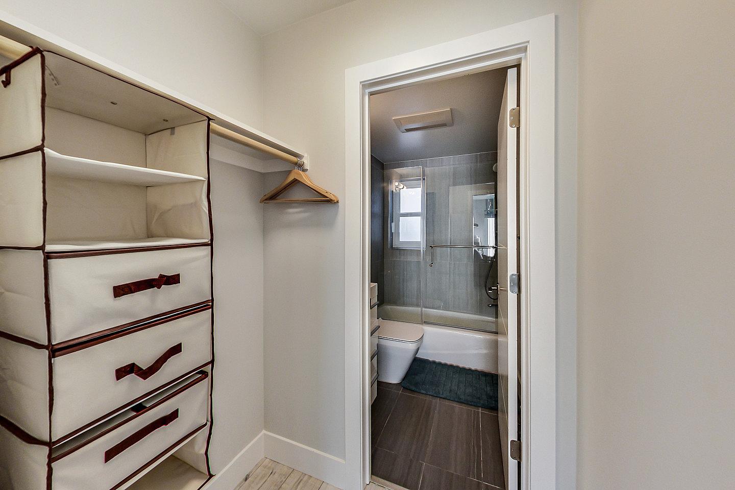 Master Bedroom With Private Bathroom - Stunning Bright Apt. w/ Terrace + BBQ - Gallery - 42