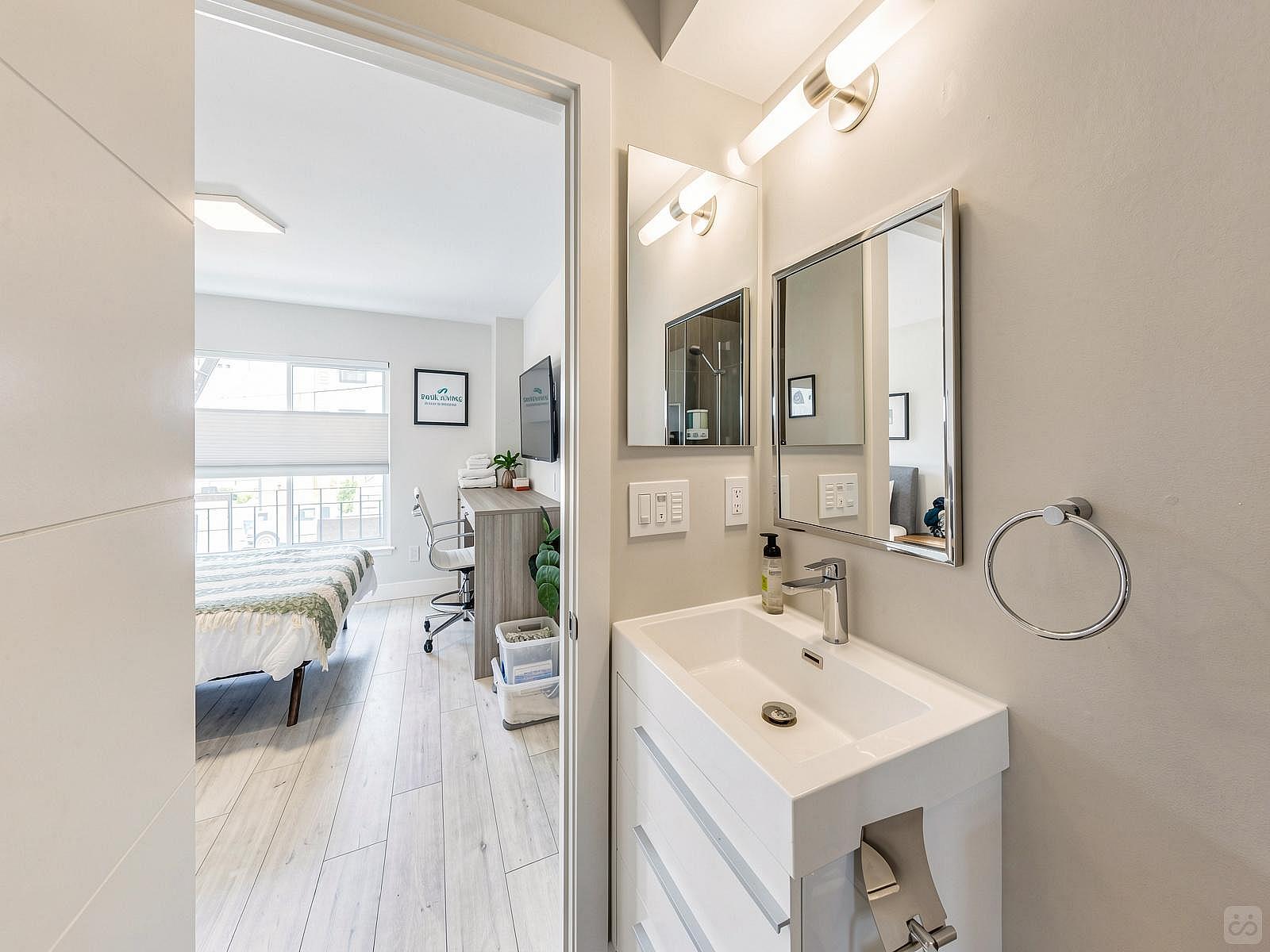 Master Bedroom With Private Bathroom - Stunning Bright Apt. w/ Terrace + BBQ - Gallery - 53