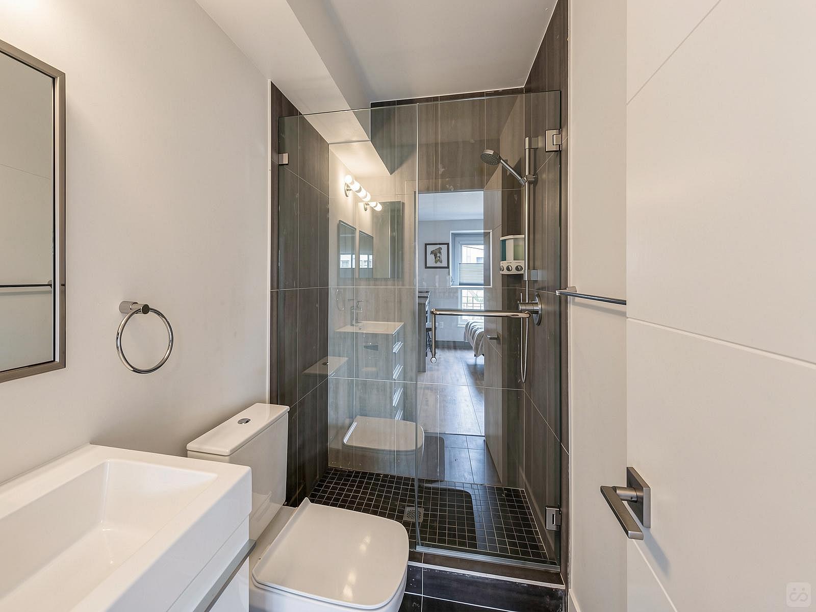 Master Bedroom With Private Bathroom - Stunning Bright Apt. w/ Terrace + BBQ - Gallery - 52