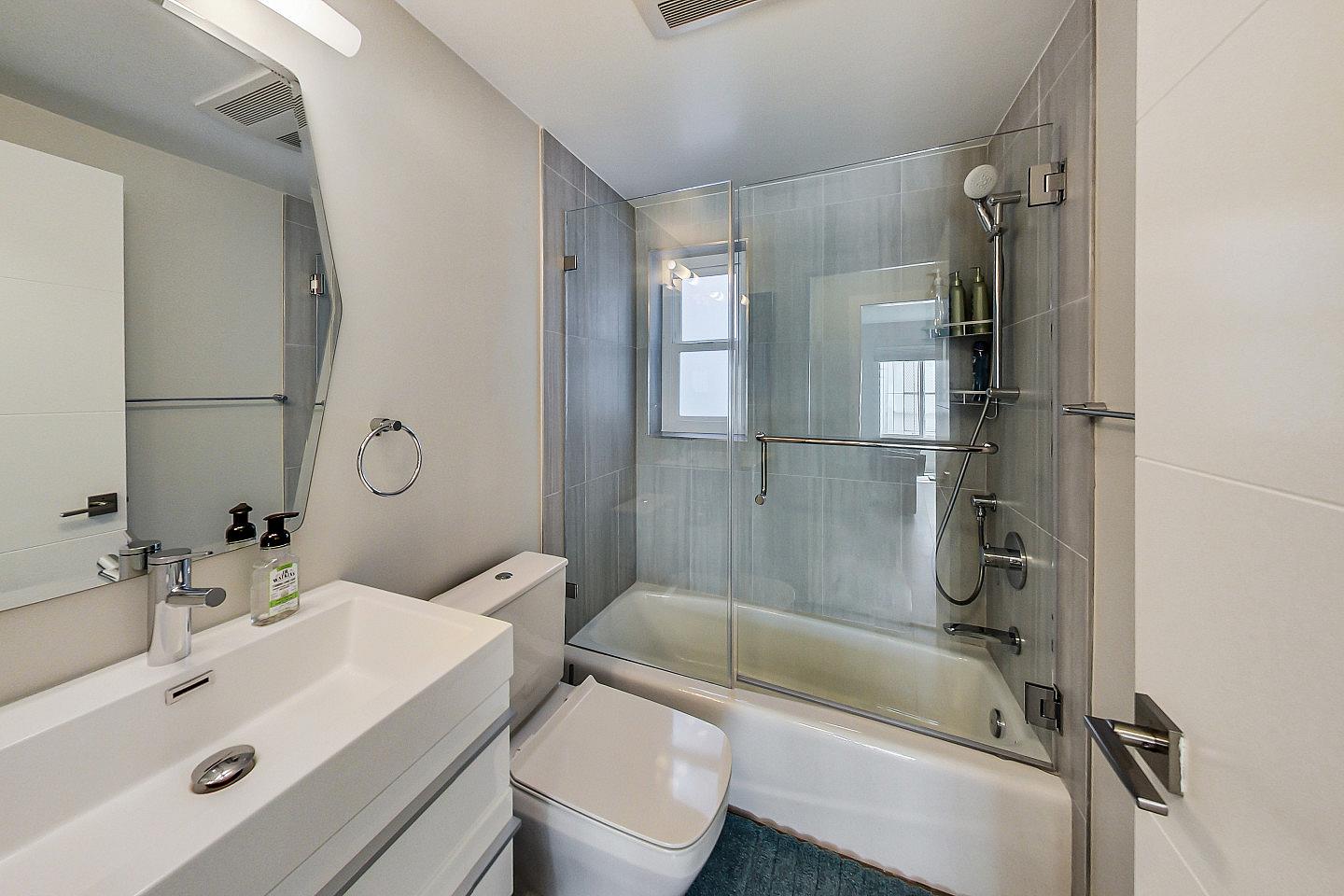  Master Bedroom With Private Bathroom  -  Stunning Bright Apt. w/ Terrace + BBQ  - Gallery -  45