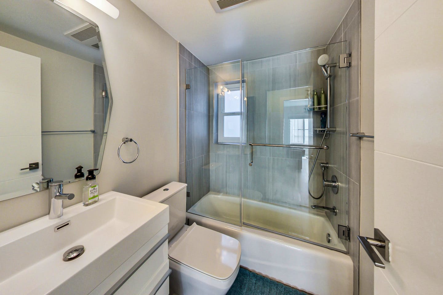  Master Bedroom With Private Bathroom  -  Stunning Bright Apt. w/ Terrace + BBQ  - Gallery -  9