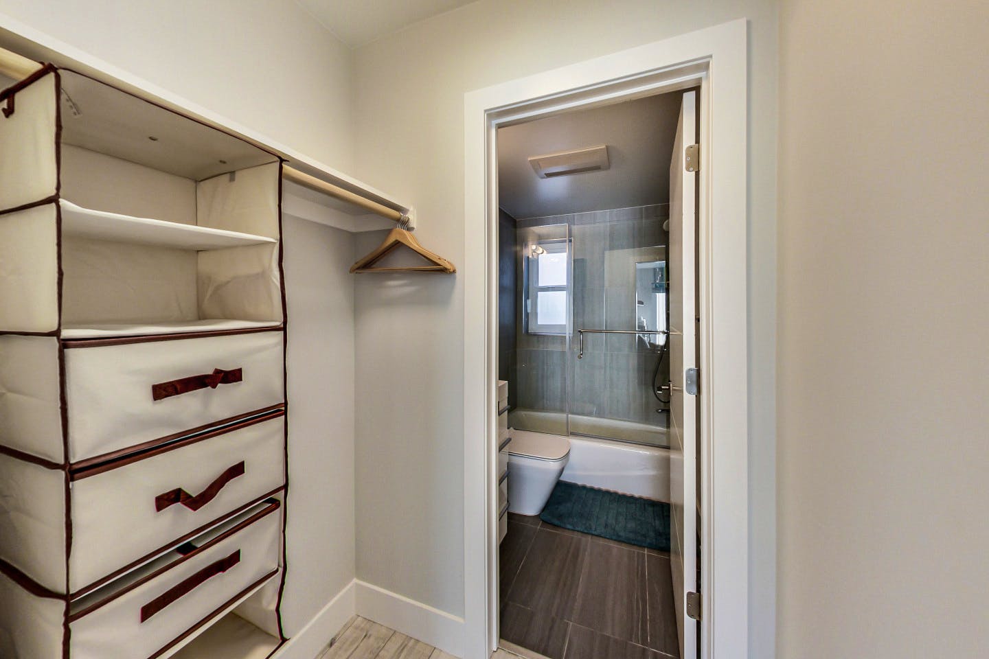 Master Bedroom With Private Bathroom - Stunning Bright Apt. w/ Terrace + BBQ - Gallery - 6