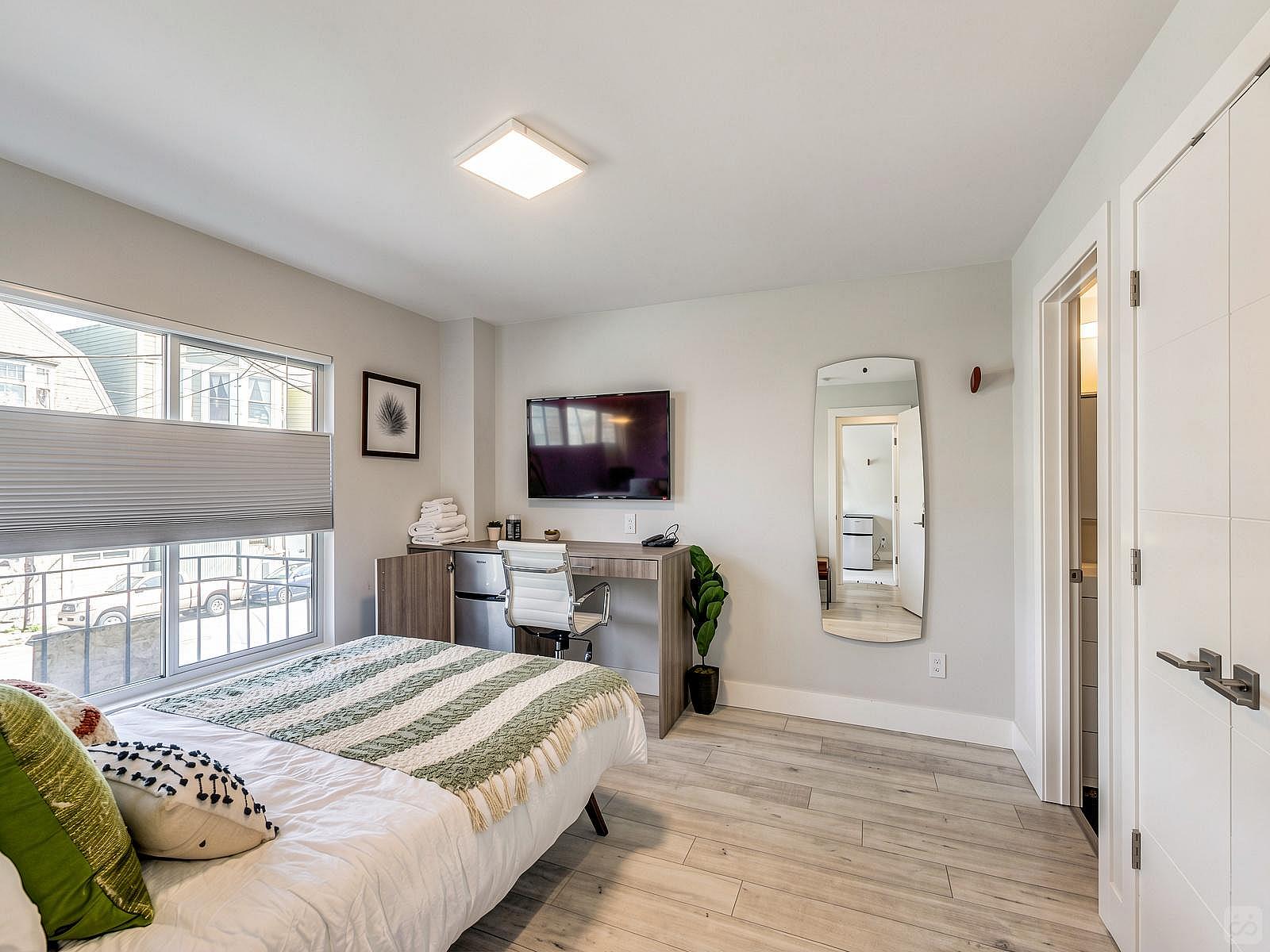  Master Bedroom With Private Bathroom  -  Stunning Bright Apt. w/ Terrace + BBQ  - Gallery -  48