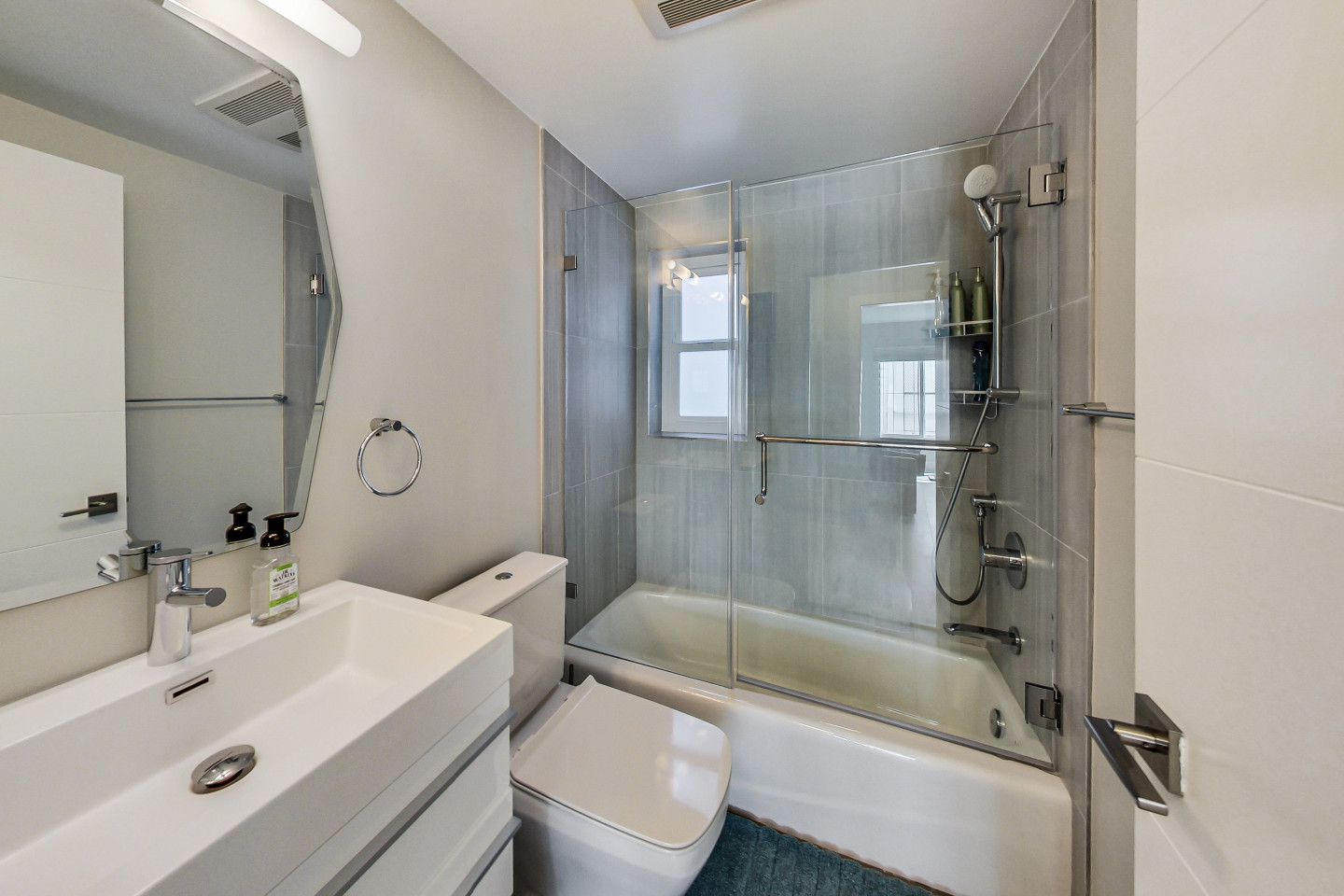  Master Bedroom With Private Bathroom  -  Stunning Bright Apt. w/ Terrace + BBQ  - Gallery -  27