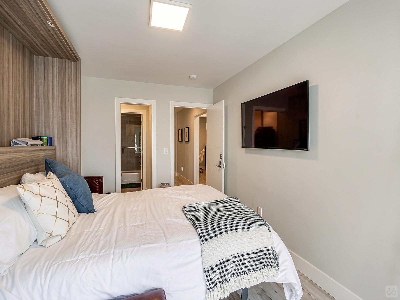  Master Bedroom With Private Bathroom  -  Stunning Bright Apt. w/ Terrace + BBQ  - Gallery -  50