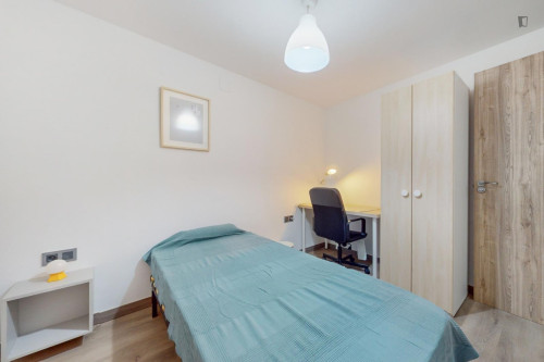 Cozy single bedroom