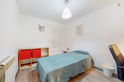 Cozy single bedroom