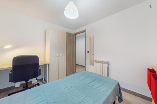 Cozy single bedroom