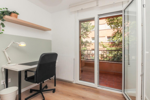 Great looking single bedroom with balcony