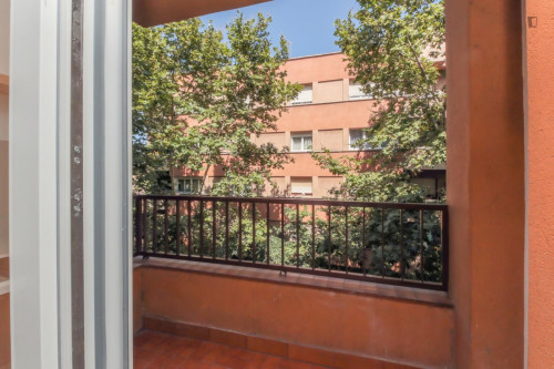 Great looking single bedroom with balcony