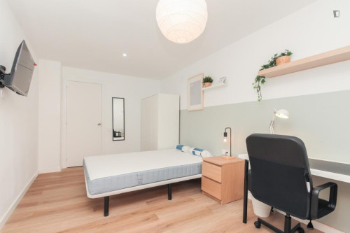 Great looking single bedroom with balcony