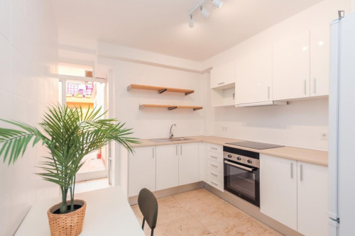 Great looking single bedroom in a property with balcony - Gallery - 23