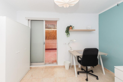 Great looking single bedroom with balcony
