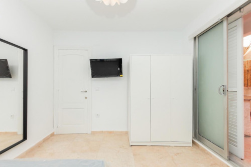 Great looking single bedroom with balcony