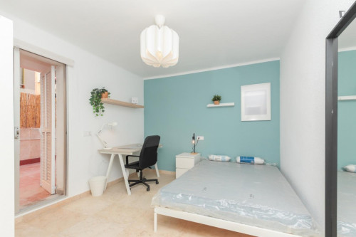 Great looking single bedroom with balcony