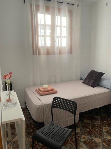 Single Bedroom In A 4-Bedroom Flat Close To Puerta De Purchena