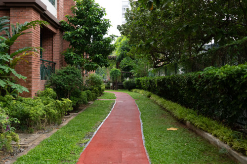 Stunning Spacious Complex w/ Pool near Balmoral Plaza