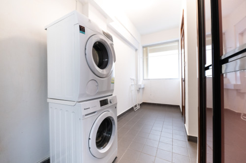 Stunning Spacious Complex w/ Pool near Balmoral Plaza