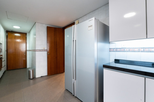 Stunning Spacious Complex w/ Pool near Balmoral Plaza  - Gallery -  5