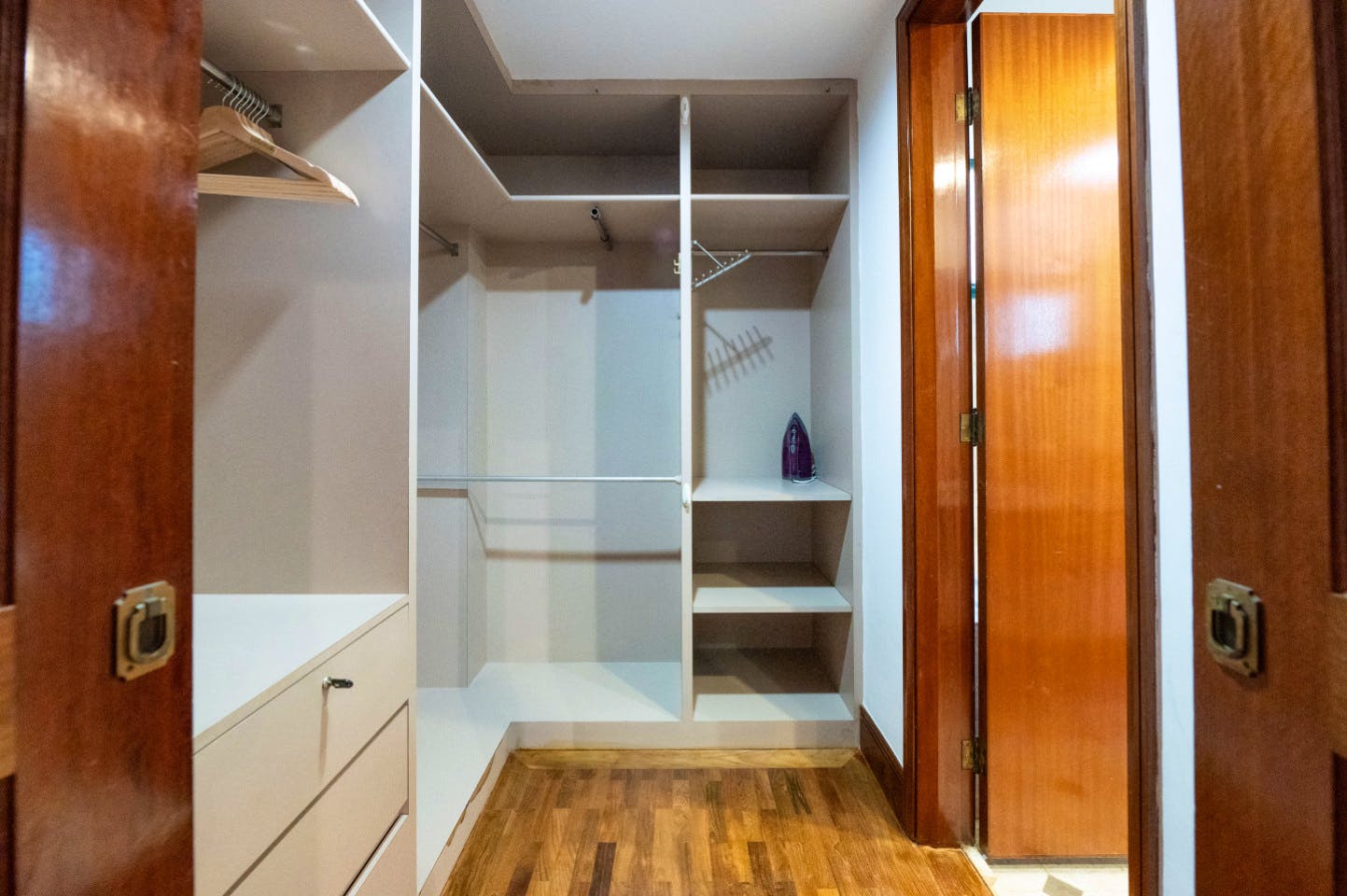  Private Room With Ensuite Bathroom (Suite)  -  Stunning Spacious Complex w/ Pool near Balmoral Plaza  - Gallery -  14