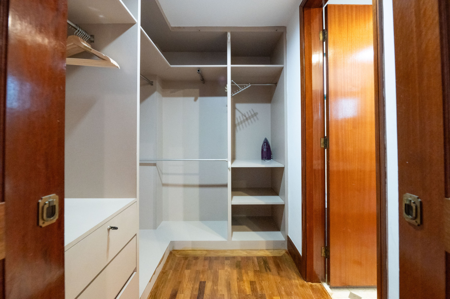  Private Room With Ensuite Bathroom (Suite)  -  Stunning Spacious Complex w/ Pool near Balmoral Plaza  - Gallery -  22