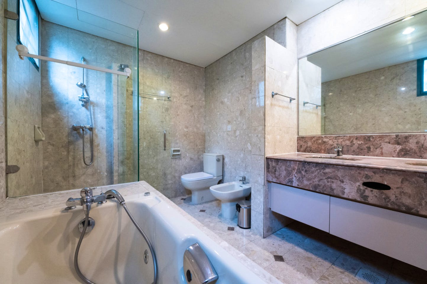  Private Room With Ensuite Bathroom (Suite)  -  Stunning Spacious Complex w/ Pool near Balmoral Plaza  - Gallery -  7