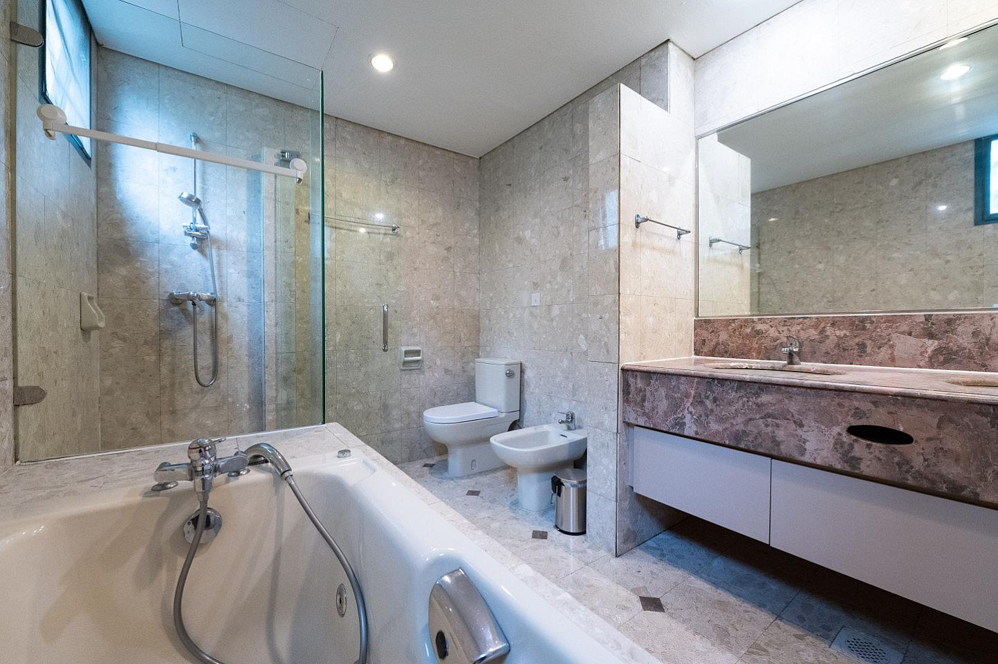  Private Room With Ensuite Bathroom (Suite)  -  Stunning Spacious Complex w/ Pool near Balmoral Plaza  - Gallery -  31