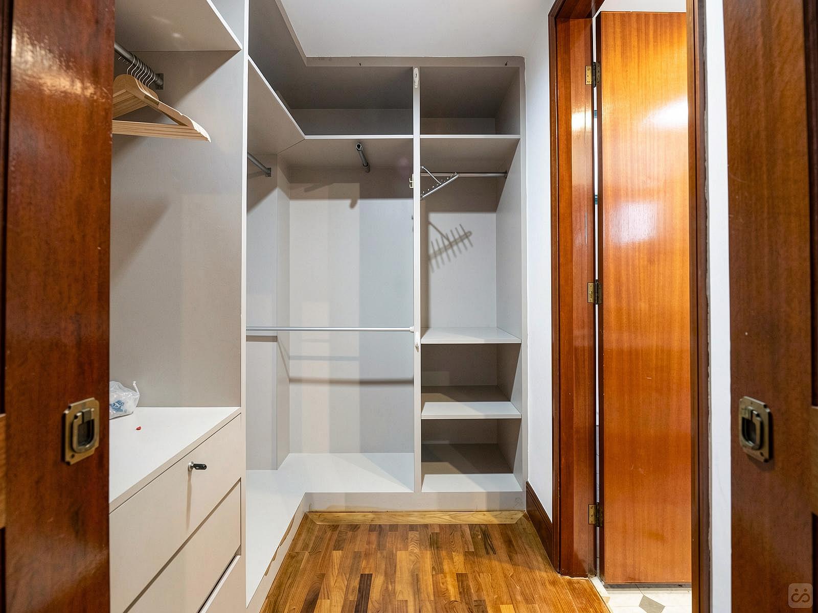 Private Room With Ensuite Bathroom (Suite) - Stunning Spacious Complex w/ Pool near Balmoral Plaza - Gallery - 54