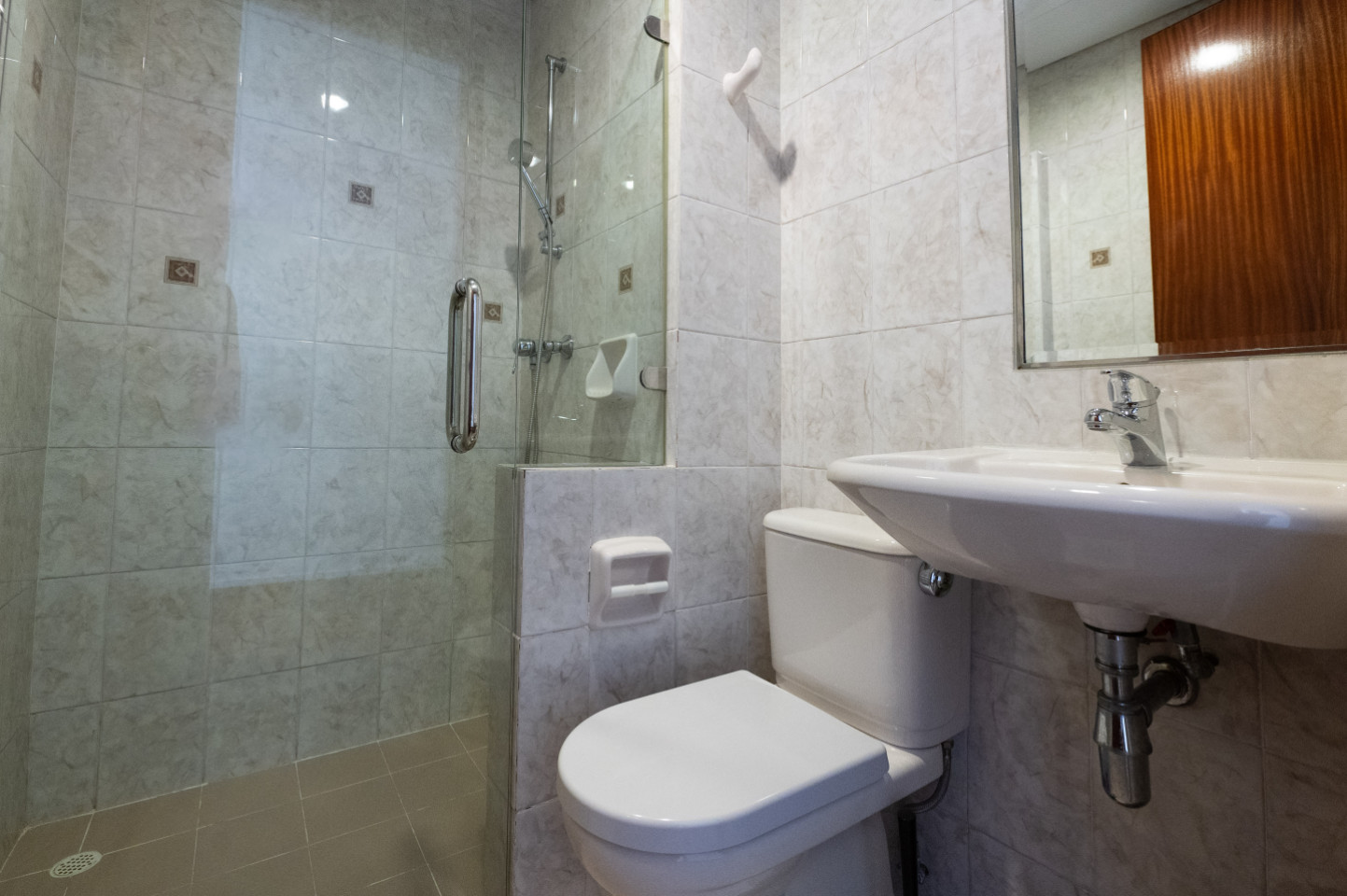  Private Room With Ensuite Bathroom (Master)  -  Stunning Spacious Complex w/ Pool near Balmoral Plaza  - Gallery -  17