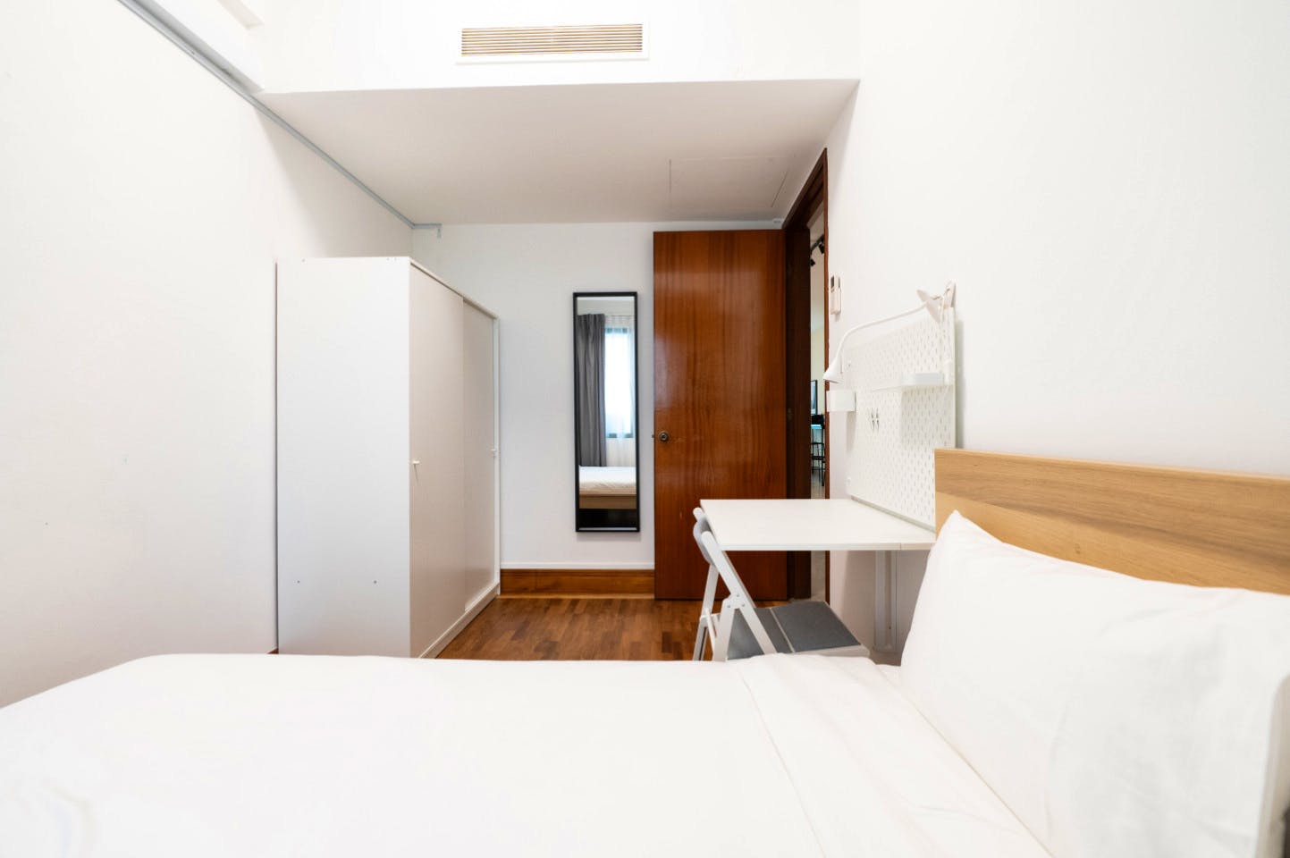 Private Room With Shared Bathroom (Regular) - Stunning Spacious Complex w/ Pool near Balmoral Plaza - Gallery - 8