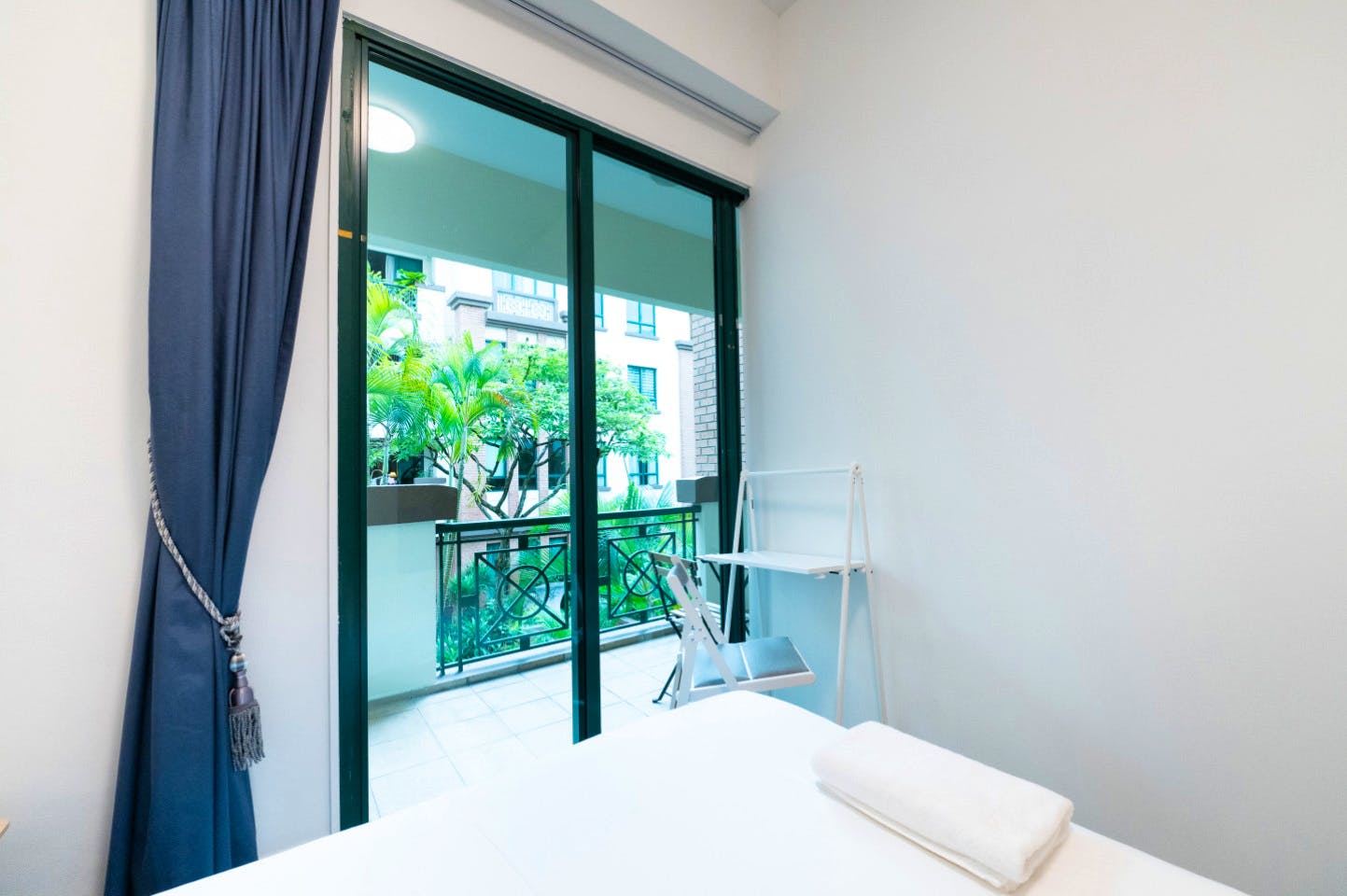 Private Room With Shared Bathroom (Regular) - Stunning Spacious Complex w/ Pool near Balmoral Plaza - Gallery - 12