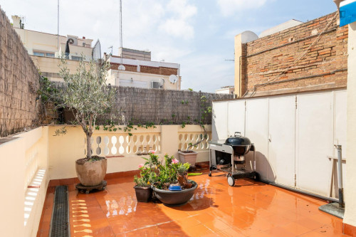 Monthly rental apartment with 3 bedrooms and terrace in Travessera de Gracia