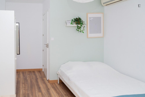Appealing single bedroom