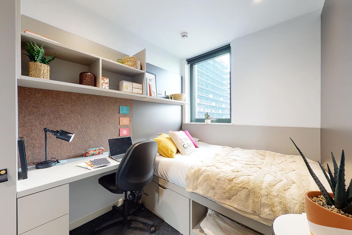  Bronze En-Suite (Standard Fitting, Multi-Window) - Standard View | Lower Level  -  Go Britanya - Ealing Residence  - Gallery -  1