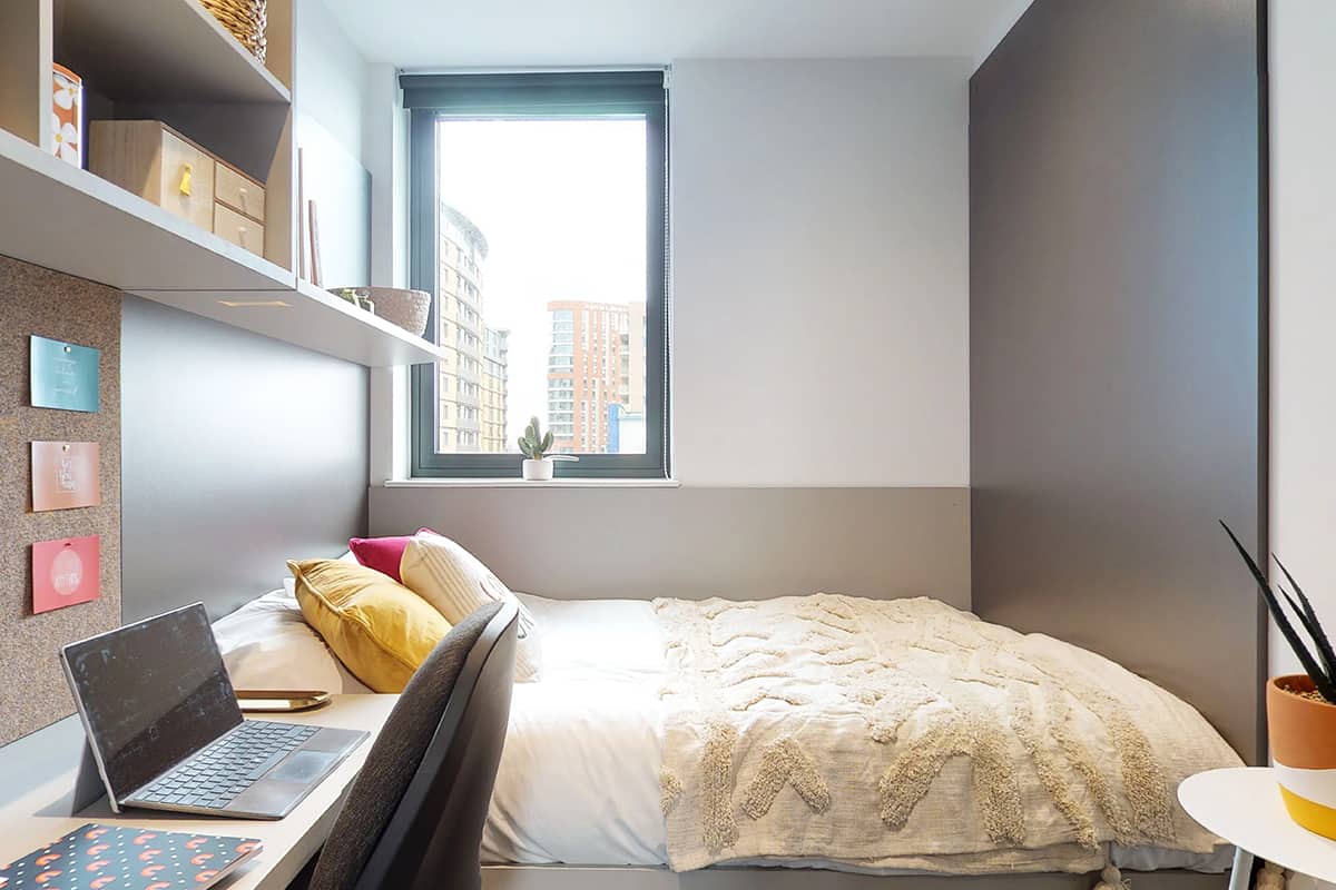  Bronze En-Suite (Standard Fitting, Multi-Window) - Standard View | Lower Level  -  Go Britanya - Ealing Residence  - Gallery -  3