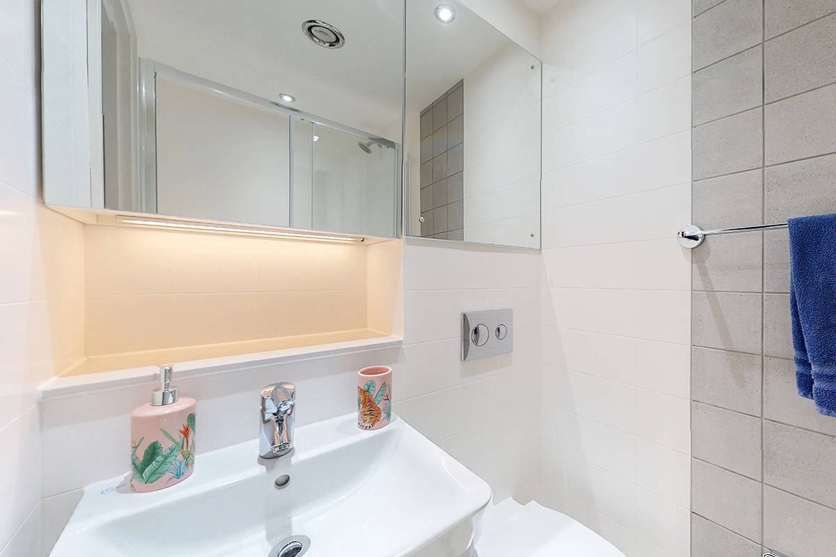  Bronze En-Suite (Standard Fitting, Multi-Window) - Standard View | Lower Level  -  Go Britanya - Ealing Residence  - Gallery -  2
