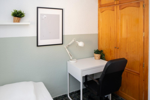 Appealing single bedroom