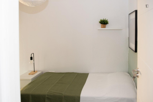 Great looking single bedroom with balcony