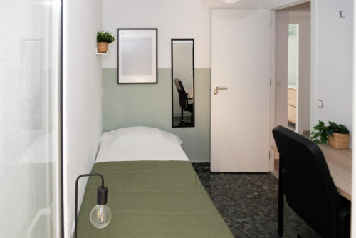 Great looking single bedroom with balcony