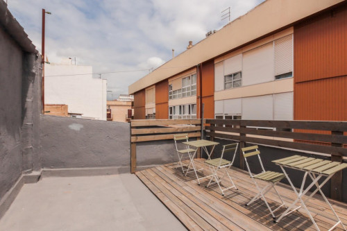 Great looking single bedroom with balcony and outside area